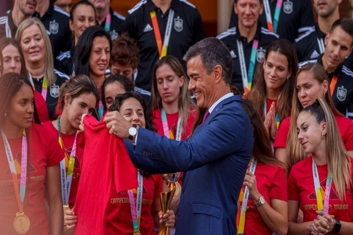 Perdana Menteri Spanyol, Pedro Sanchez saat bersama Timnas Wanita Spanyol