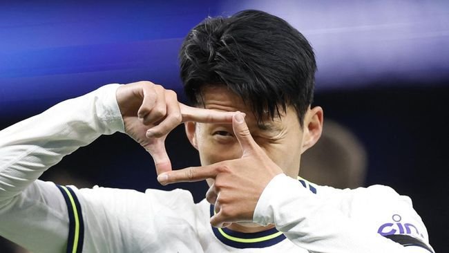 Son Heung Min merayakan golnya. (Foto : Action-Images-via-Reuters-PETER-CZIBORRA)