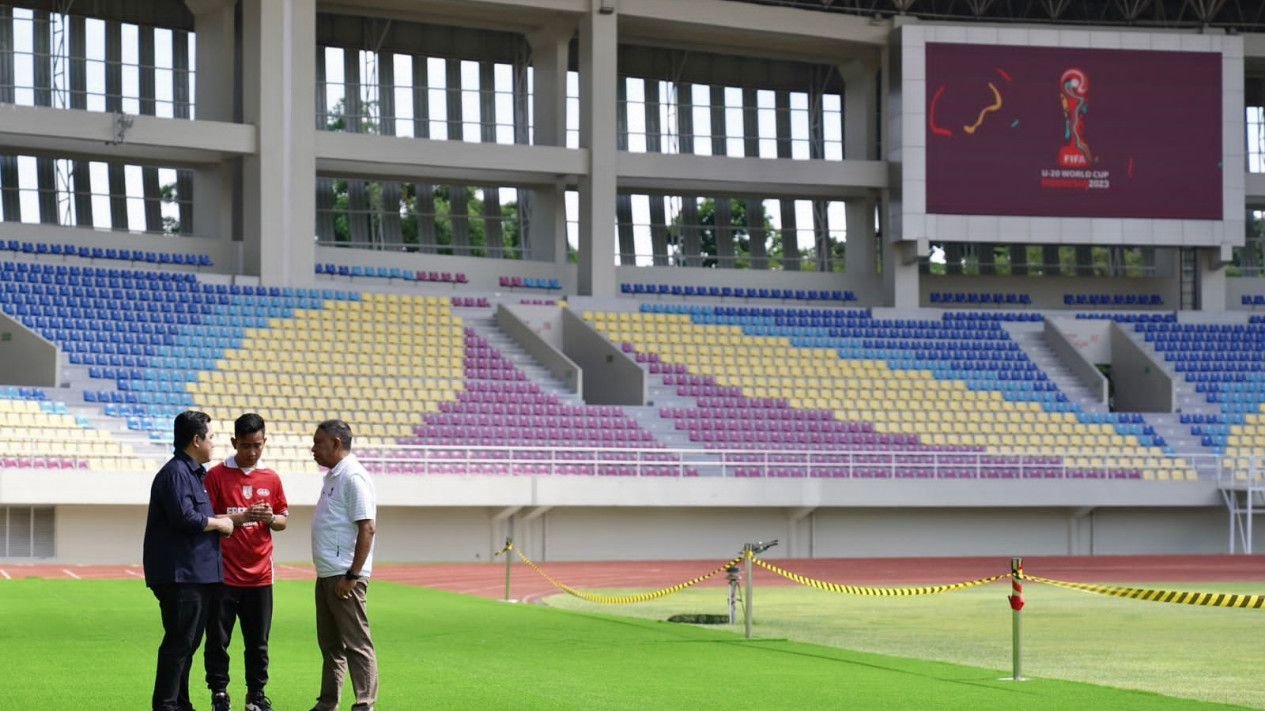 Wali Kota Solo, Gibran Rakabuming Raka dan Ketua Umum PSSI, Erick Thohir di Stadion Manahan Solo