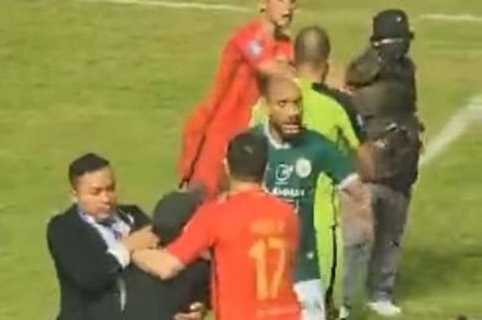 Suporter PSS Sleman saat turun ke lapangan hendak menyerang wasit
