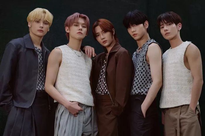 Dior menunjuk seluruh member boy grup TXT sebagai ambassadornya..