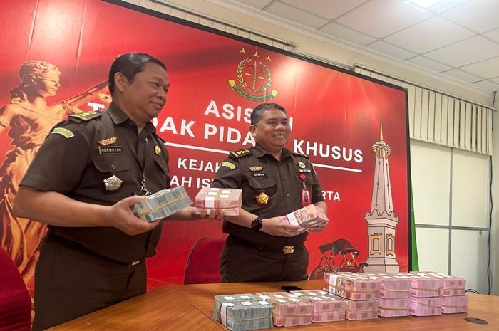 Uang grafitasi yang dikembalikan oleh Kepala  Dispetaru DIY ke Kejati DIY