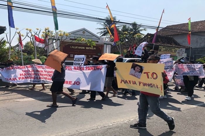 Demo masyarakat Sidorejo menuntut Jagabaya mundur