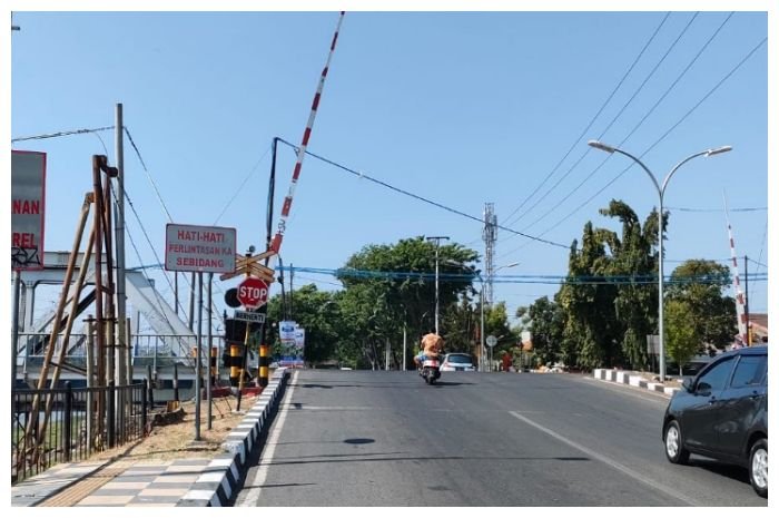 Ilustrasi pintu perlintasan sebidang di Semarang