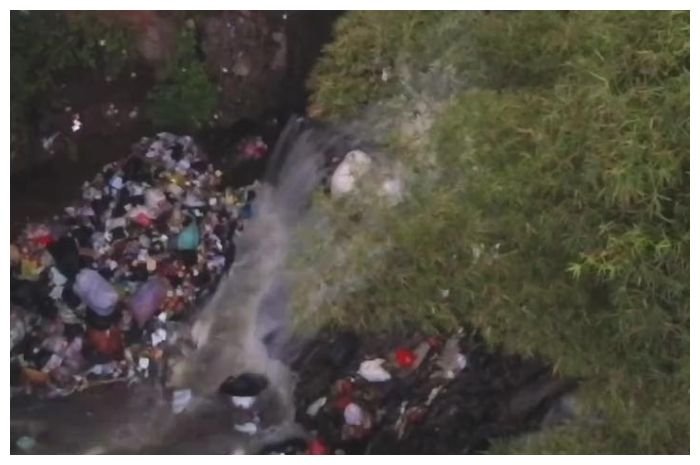 Penampakan Sungai Citopeng yang penuh dengan sampah
