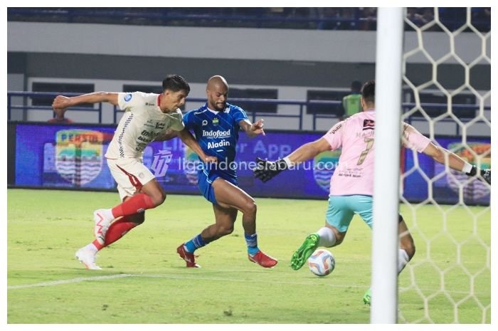 Penyerang Persib Bandung David da Silva (tengah)