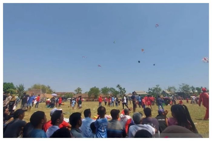 Suasana di Lapangan Sepak Bola Kudu saat digelar lomba layang-layang yang menjadi puncak Festival Kudu, di Semarang, Jawa Tengah