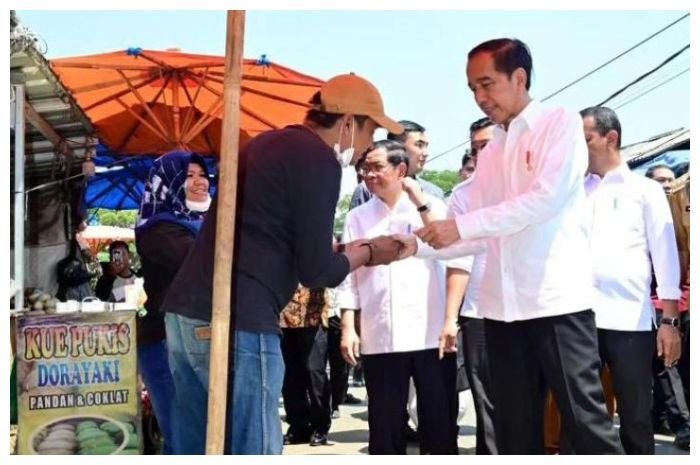 Presiden Joko Widodo saat memberikan secara langsung Bantuan Pangan Beras Kepada KPM di Cilegon