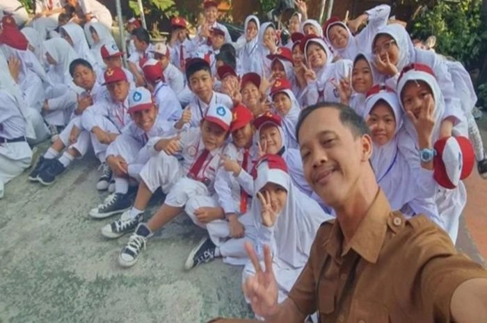 Guru honorer Mohammad Reza Ernanda bersama para siswa SDN CIbereum 1