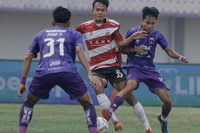 Persita Tangerang versus Madura United di Indomilk Arena