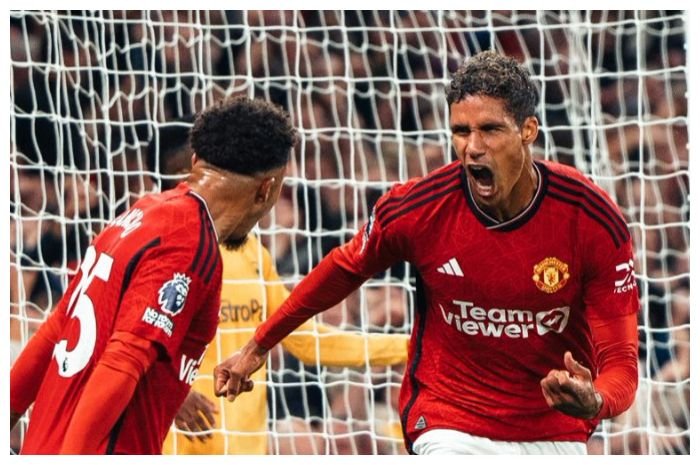 Pemain Manchester United Raphael Varane.