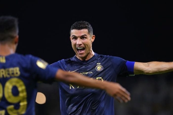 Cristiano Ronaldo merayakan gol bersama gelandang Abdulrahman Ghareeb  setelah mencetak gol dalam pertandingan sepak bola Liga Pro Saudi  antara Al-Nassr vs Al-Hazem di King Abdullah Sports City di Buraidah, pada 2 September 2023.