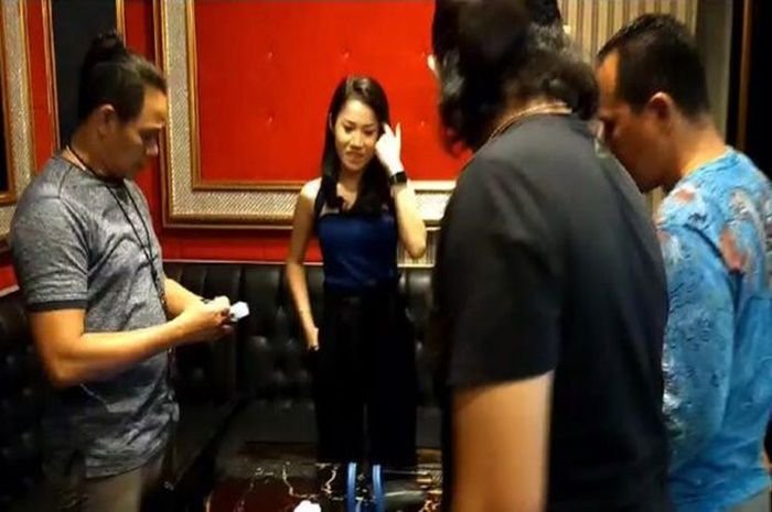 Sosialita Annisa Rama Dewi saat diamankan di sebuah karaoke di Bangka Belitung